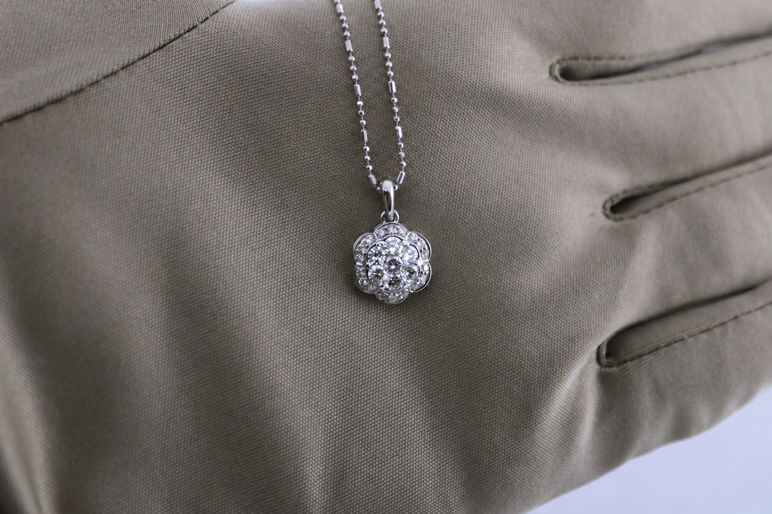 18K White Gold Diamond Flower Pendant 16 Inch Necklace 4.0 Grams